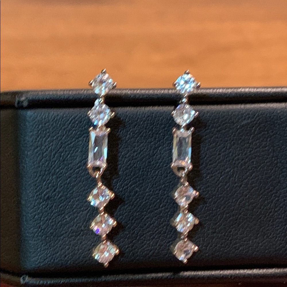 Dazzling Earrings NWOT - Picture 2 of 2